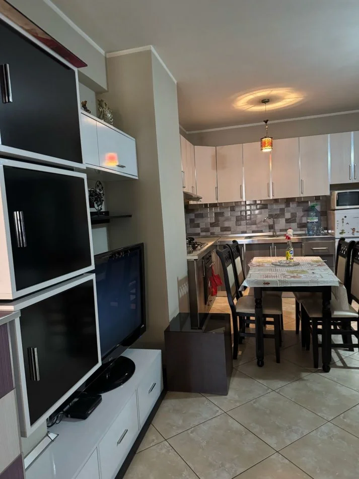 Tirane, jepet me qera apartament 1+1+Ballkon Kati 2, 75 m² 450 € (rruga Jordan Misja)