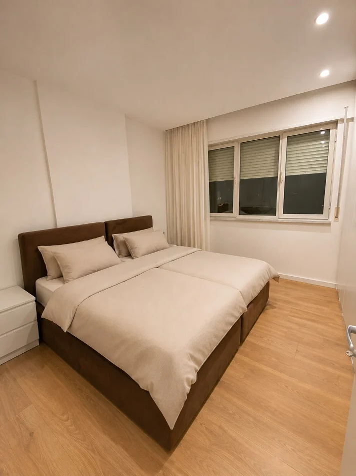 Tirane, jepet me qera apartament 3+1+Ballkon Kati 2, 131 m² 1.100 € (Liqeni i Thatë)