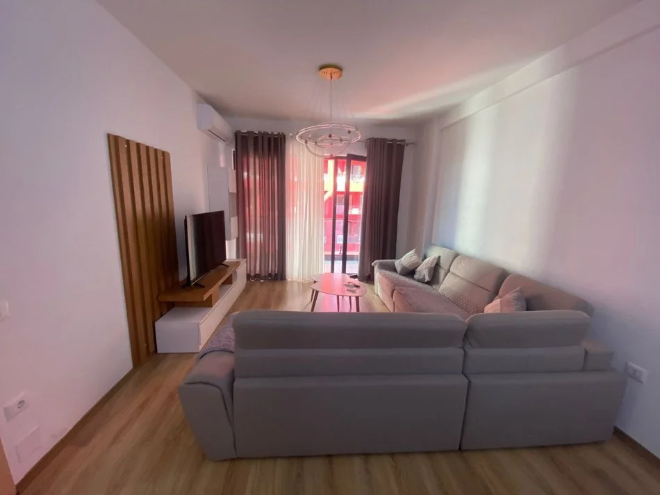 Tirane, jepet me qera apartament 2+1 Kati 5, 120 m² 700 € (Medreseja)