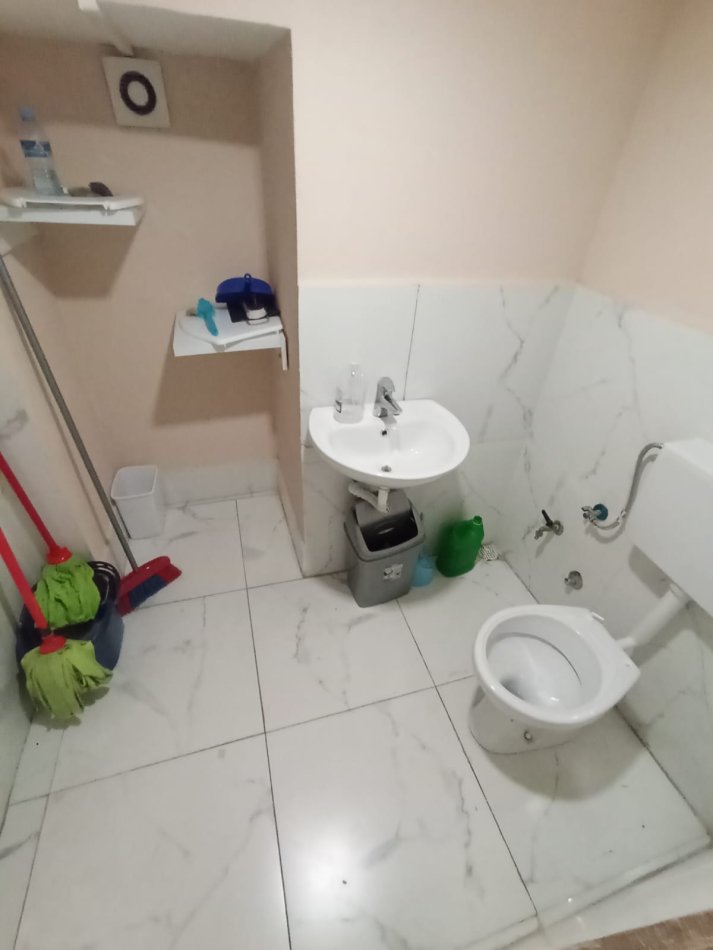 Tirane, jepet me qera ambjent biznesi Kati -1, 70 m² 800 € (Rruga e Kavajes)