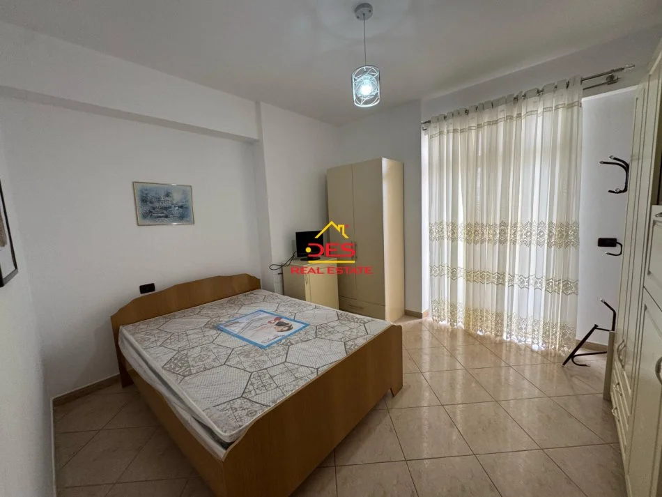 Vlore, jepet me qera apartament 1+1+Ballkon Kati 5, 250 m² 250 € (Rruga 7 Nëntori)