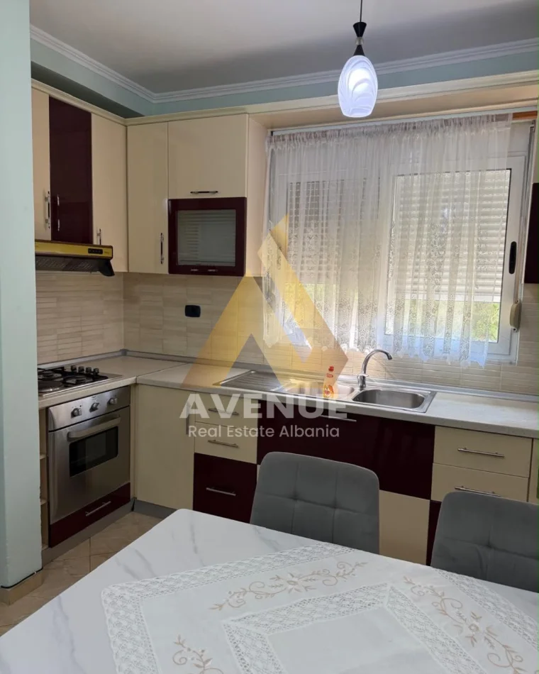 Tirane, jepet me qera apartament 2+1+Ballkon Kati 3, 67 m² 500 € (Bulevardi Bajram Curri)