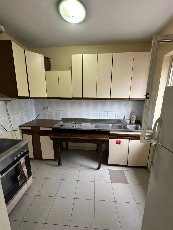 Tirane, jap me qera apartament 2+1 Kati 4, 80 m² 570 € (Bulevardi Zogu I, Ministria e Drejtesise)