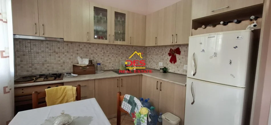 Vlore, jepet me qera shtepi 2+1+Ballkon Kati 1, 110 m² 350 € (Cerkovinë)