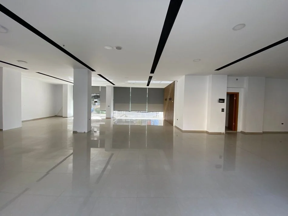 jepet me qera dyqan 200m2 kati 1 astir , 1.000 €