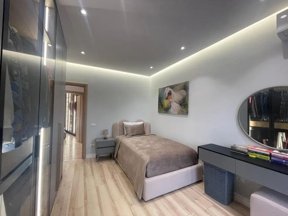 Tirane, jepet me qera apartament 3+1 Kati 4, 163 m² 2.500 € (Qender)