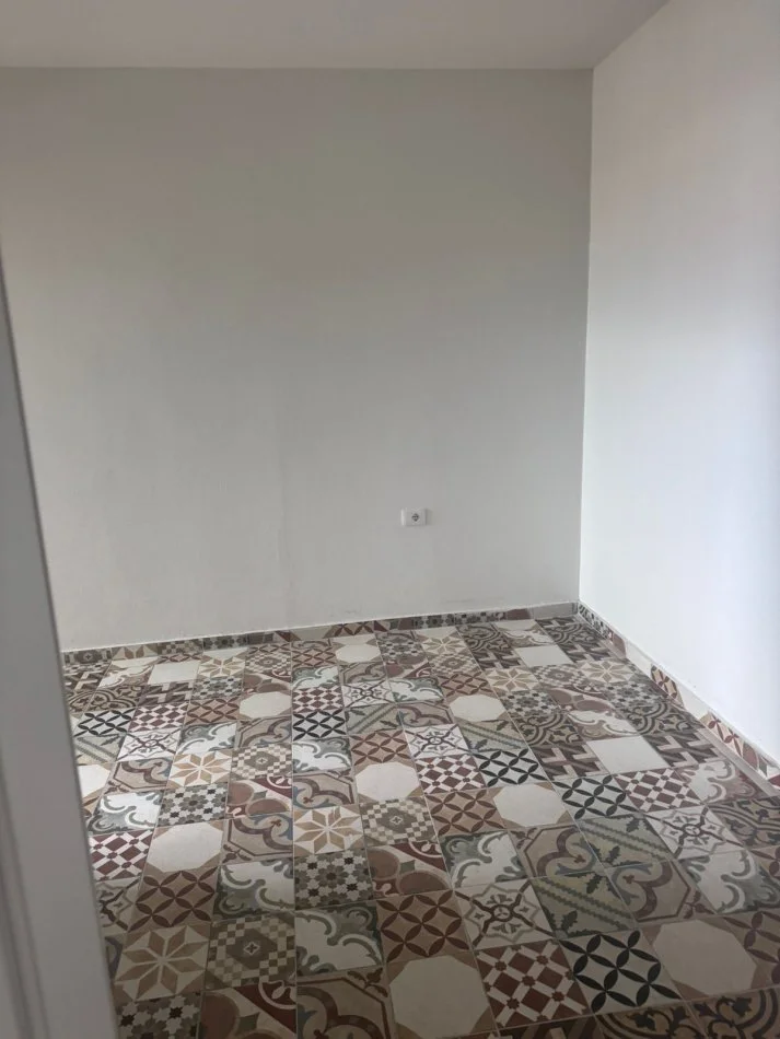 Tirane, jepet me qera apartament 1+1+Ballkon Kati 11, 70 m² 350 € (rruga Bedri Karapici)