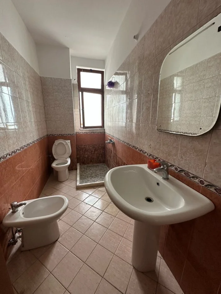 Tirane, jepet me qera apartament 1+1+Ballkon Kati 5, 70 m² 500 € (Ish Ekspozita)