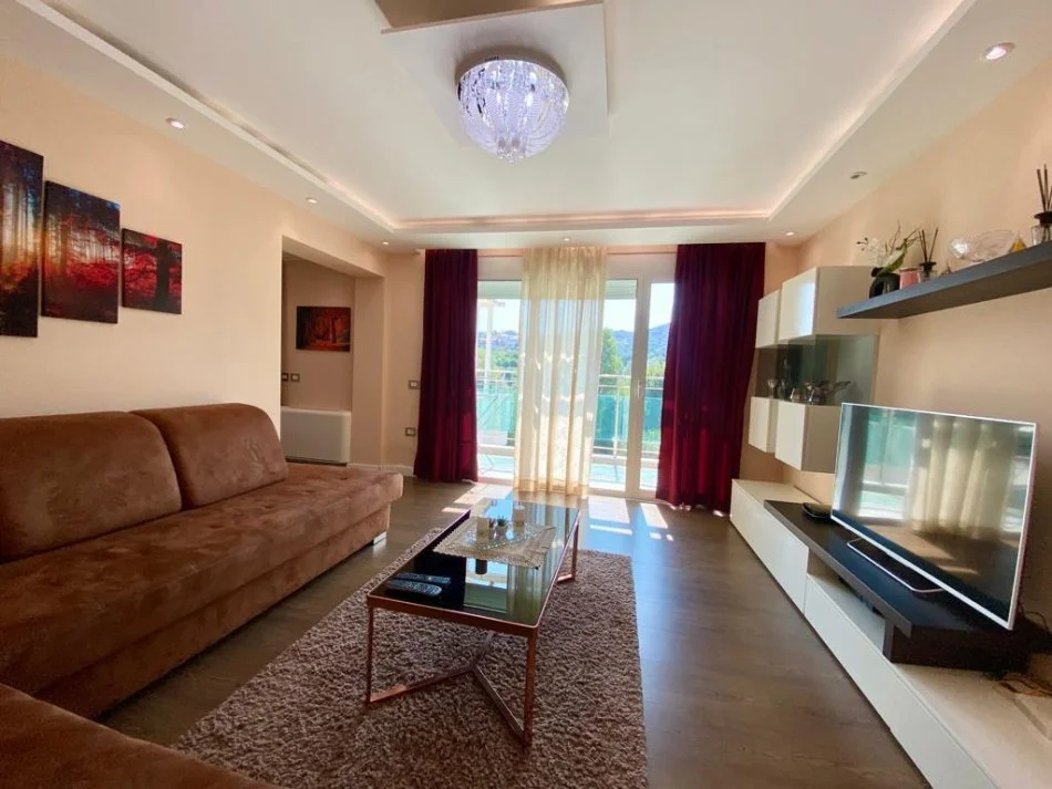 Tirane, jepet me qera apartament 3+1+Ballkon Kati 3, 130 m² 1.200 € (Liqeni i Thate)