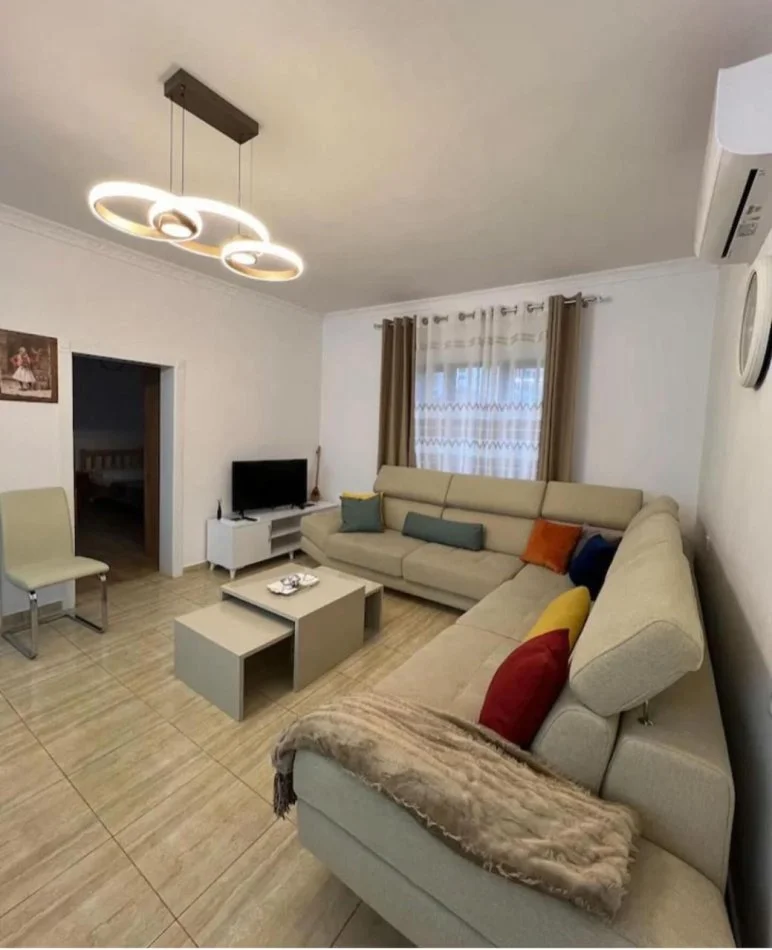 Tirane, jepet me qera apartament 2+1+Ballkon Kati 2, 80 m² 500 € (rruga e Burgut)