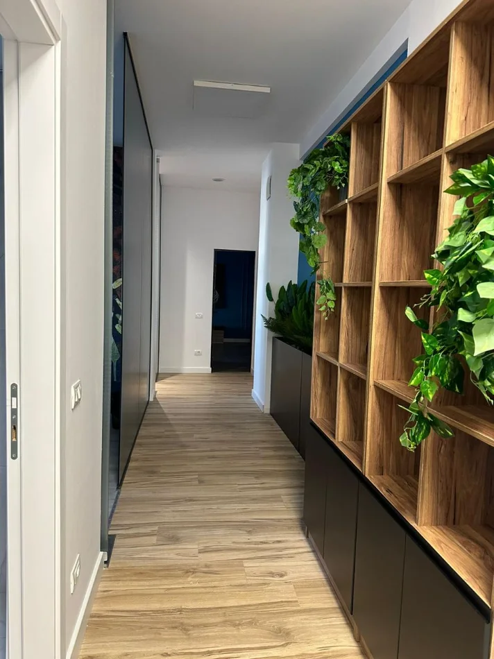 Tirane, jepet me qera zyre Kati 2, 215 m² 1.700 €