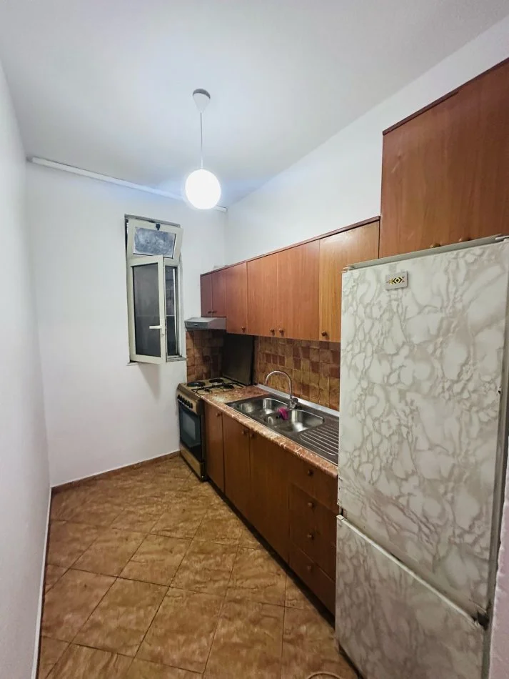 Tirane, jepet me qera apartament 1+1 Kati 1, 78 m² 360 € (Zogu I Zi)
