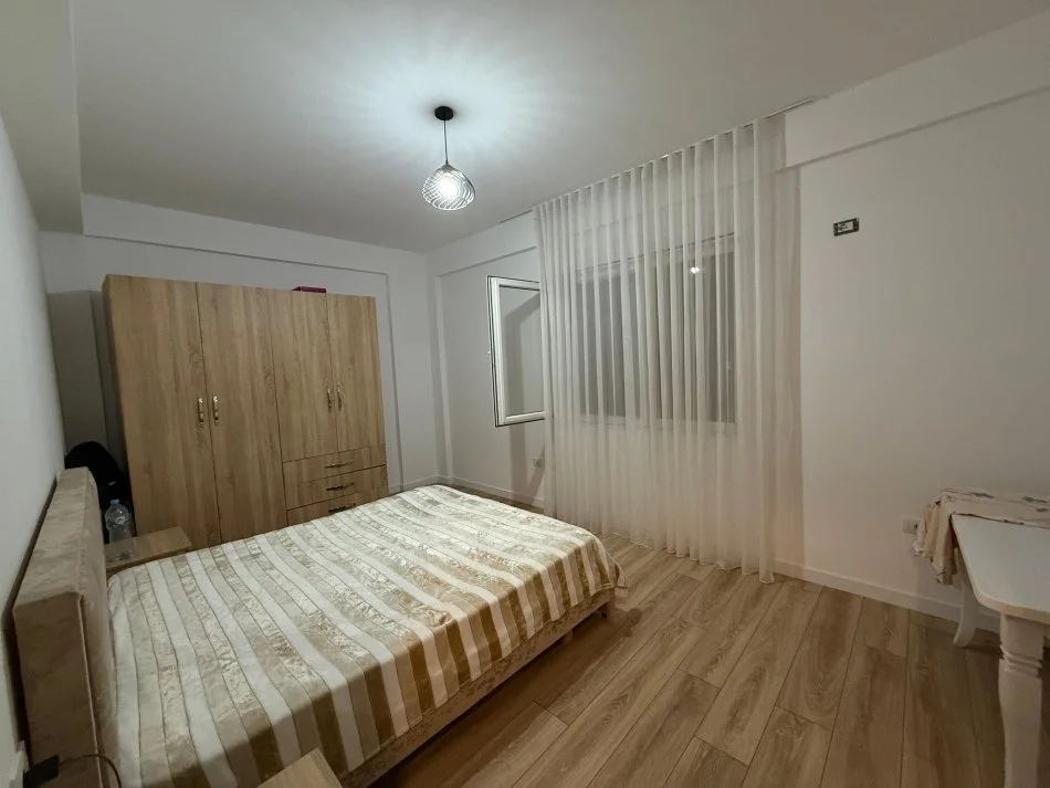 Tirane, jepet me qera apartament 2+1 Kati 3, 92 m² 700 € (Kompleksi fz)