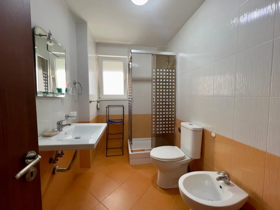 Tirane, jepet me qera apartament 2+1+Ballkon Kati 6, 110 m² 550 € (rruga ndre mjeda)