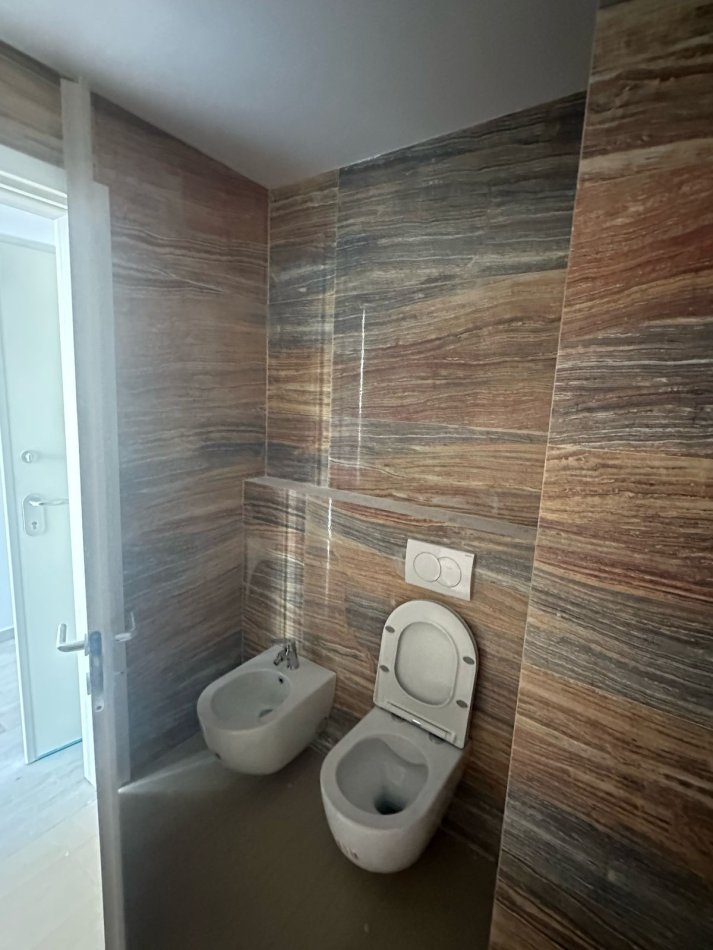 Tirane, jepet me qera ambjent biznesi Kati 5, 125 m² 2.400 € (rruga e kavajes)