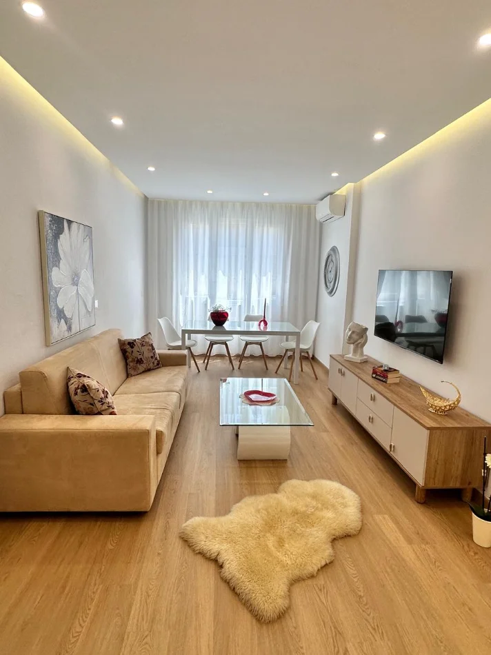 Tirane, jepet me qera apartament 2+1+Ballkon Kati 3, 80 m² 850 € (Gjimnazi Petro Nini Luarasi)