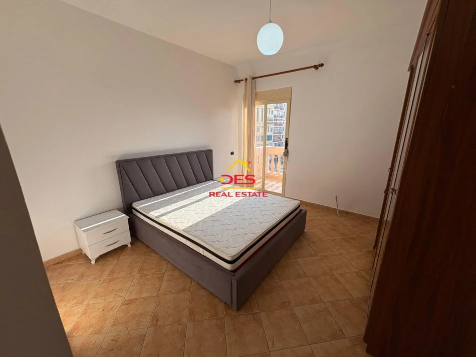Vlore, jepet me qera apartament 2+1+Ballkon Kati 5, 100 m² 450 € (Rruga Sadik Zotaj)