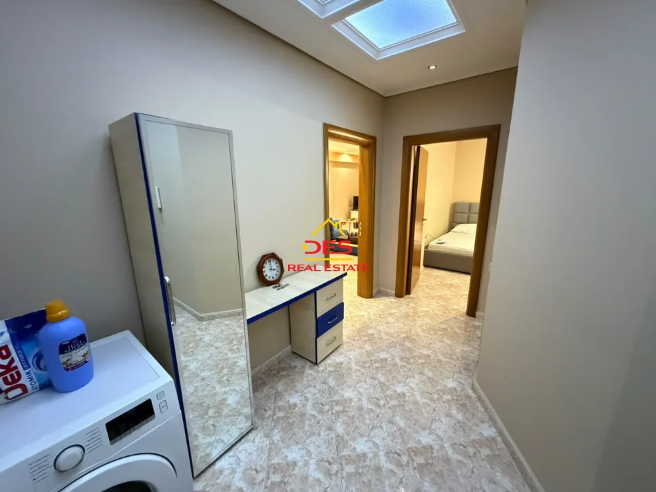 Vlore, jepet me qera apartament 2+1+Ballkon Kati 5, 110 m² 500 € (Bulevardi Vlorë Skelë)