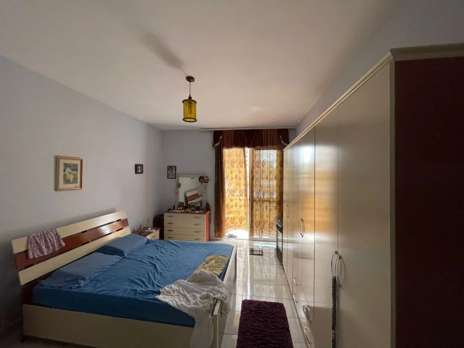 Tirane, jepet me qera shtepi 3+1 Kati 1, 110 m² 400 € (kinostudio)