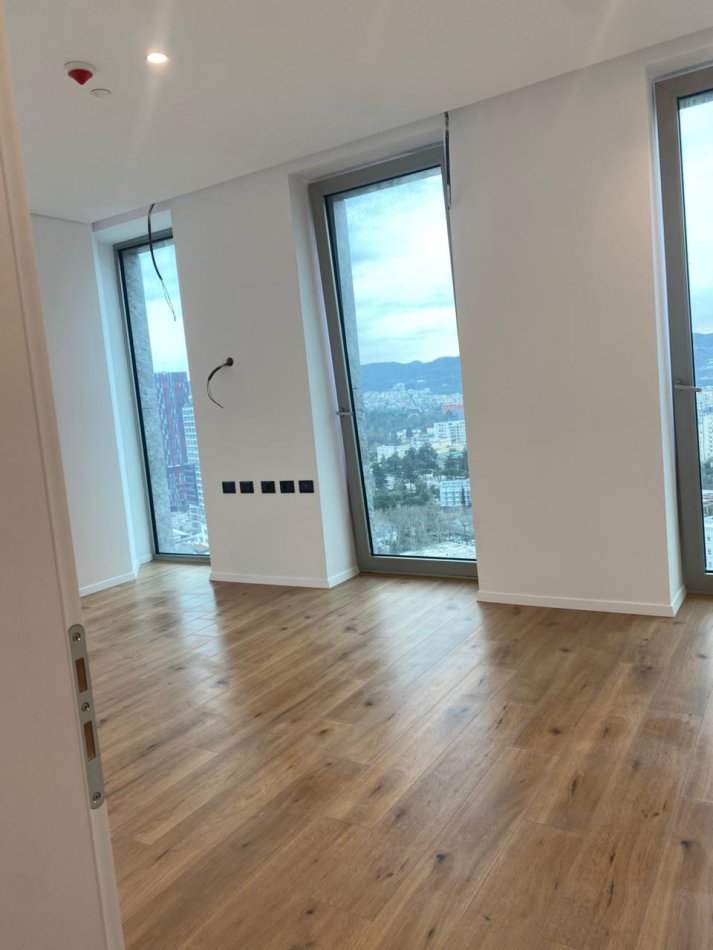 Tirane, jepet me qera zyre Kati 20, 147 m² 3.000 € (DOWNTOWN ONE)