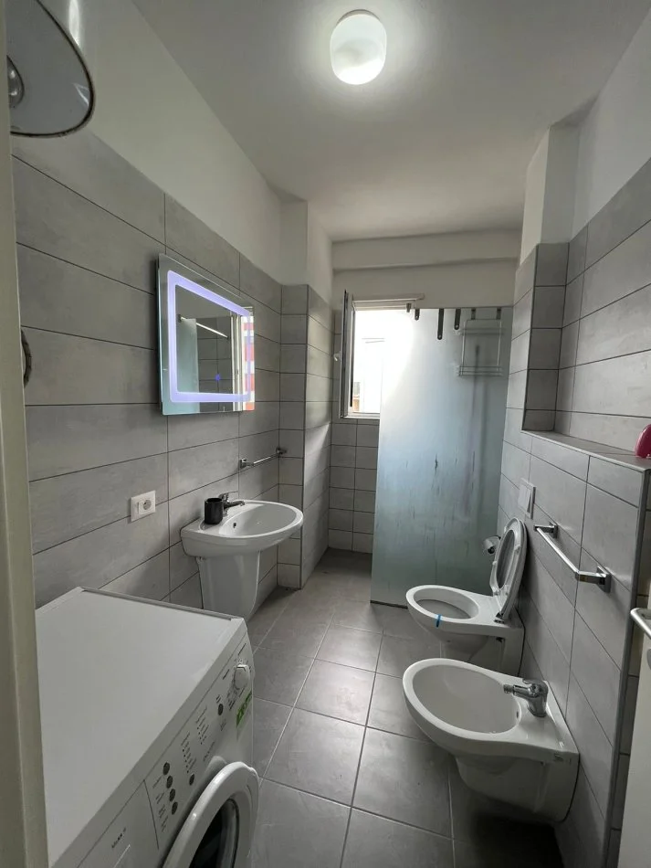 Tirane, jepet me qera apartament 2+1+PARKIM  Kati 2, 70 m² 500 € (Rruga Loni Ligori)