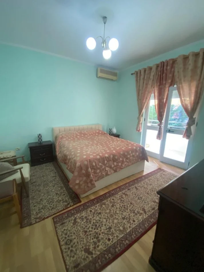 Tirane, jepet me qera apartament 2+1+Ballkon Kati 2, 89 m² 500 € (Pazari i ri , rruga qemal stafa)