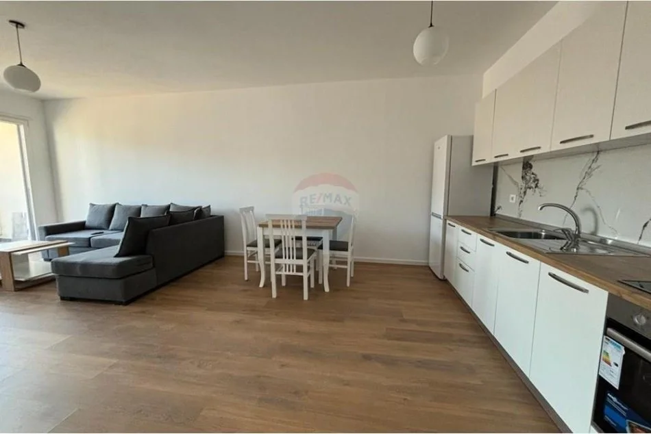 Tirane, jepet me qera apartament 2+1+Ballkon Kati 4, 99 m² 800 € 