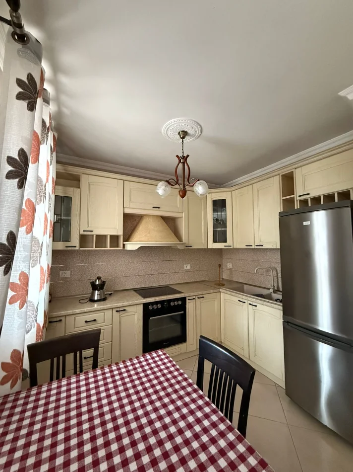 Tirane, jepet me qera apartament 2+1 Kati 4, 600 € (kopshti botanik)