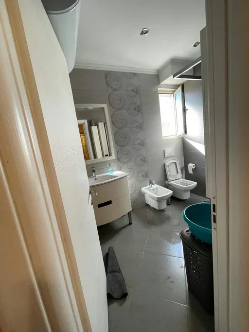 Tirane, jepet me qera apartament 1+1+Ballkon Kati 3, 65 m² 600 € (Rruga "Mine Peza")