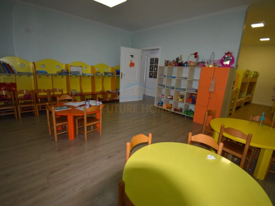 Tirane, jepet me qera ambjent biznesi Kati 1, 106 m² 2.700 € (BLLOKU)