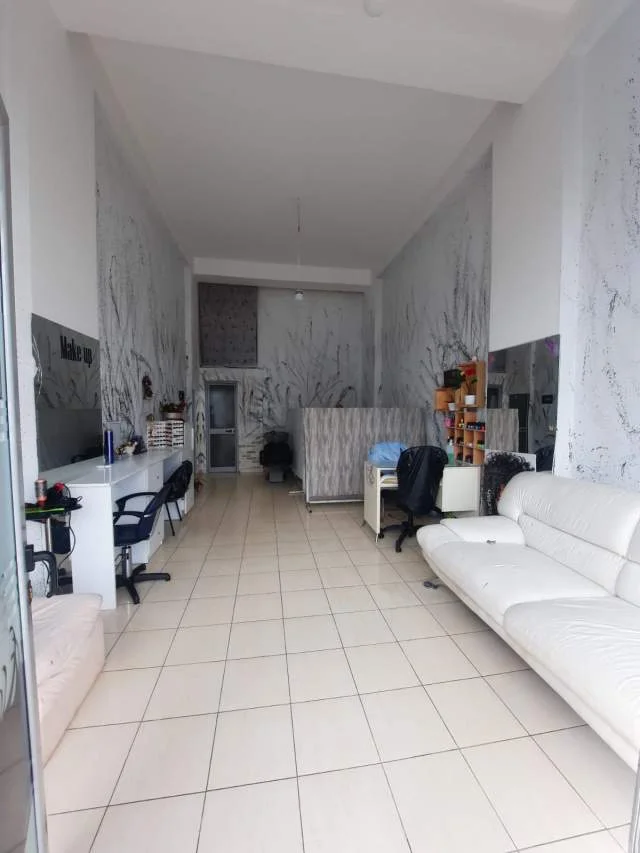 Tirane, shitet dyqan Kati 0, 33 m² 92.000 Euro (Rruga Tom Plezha)