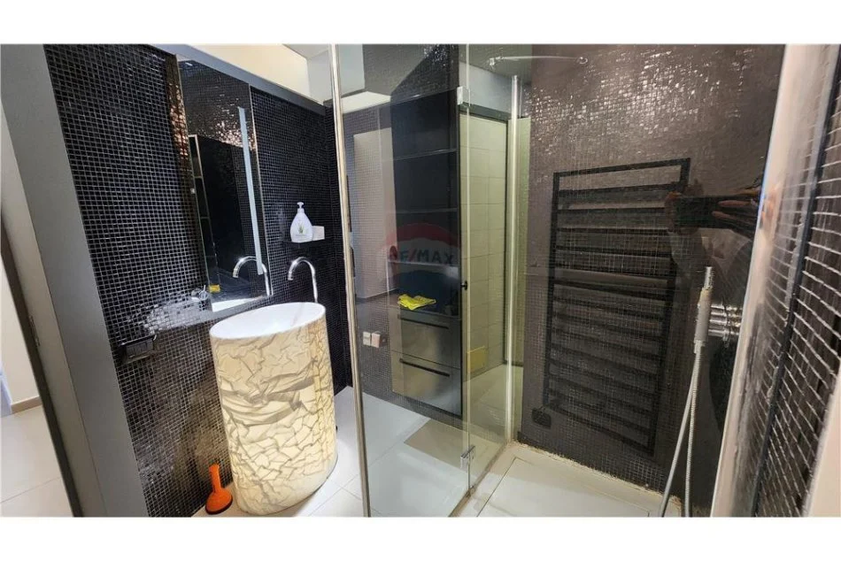 Tirane, jepet me qera apartament 2+1+Aneks+Ballkon Kati 11, 220 m² 1.800 € (Rruga Abdi Toptani)