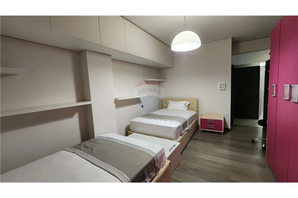 Tirane, jepet me qera apartament 2+1+Aneks+Ballkon Kati 11, 220 m² 1.800 € (Rruga Abdi Toptani)