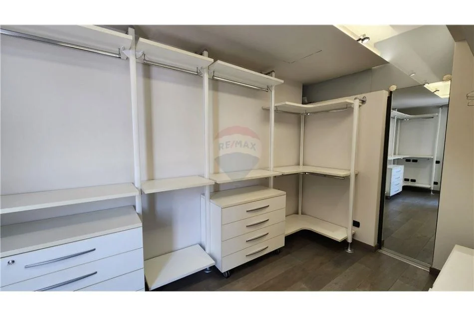 Tirane, jepet me qera apartament 2+1+Aneks+Ballkon Kati 11, 220 m² 1.800 € (Rruga Abdi Toptani)