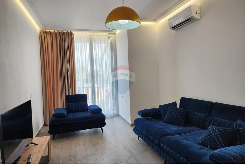 Tirane, jepet me qera 2+1 Kati 4, 70 m² 900 € 