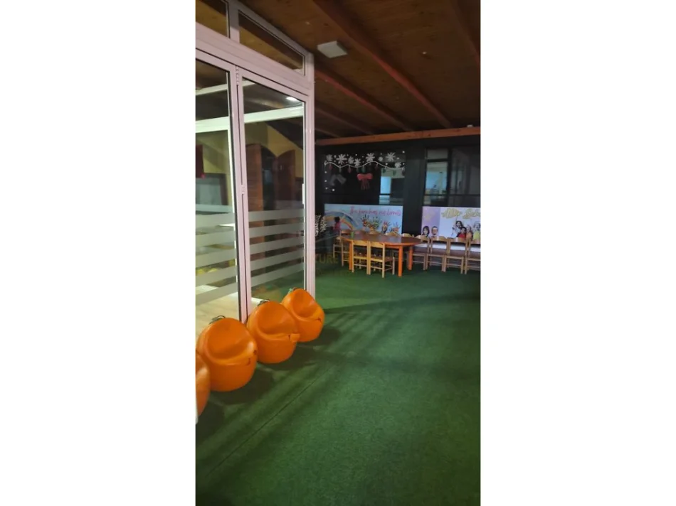 Tirane, jepet me qera ambjent biznesi Kati 1, 106 m² 2.700 € (BLLOKU)