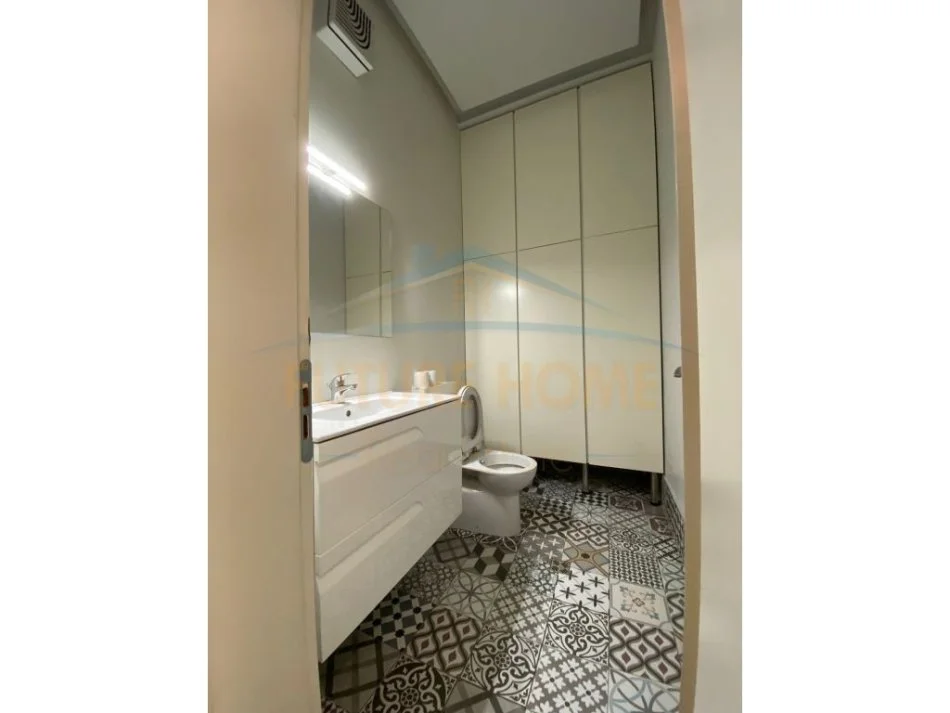 Tirane, jepet me qera ambjent biznesi , Kati 1, 141 m² 3,000 € (Bllok)