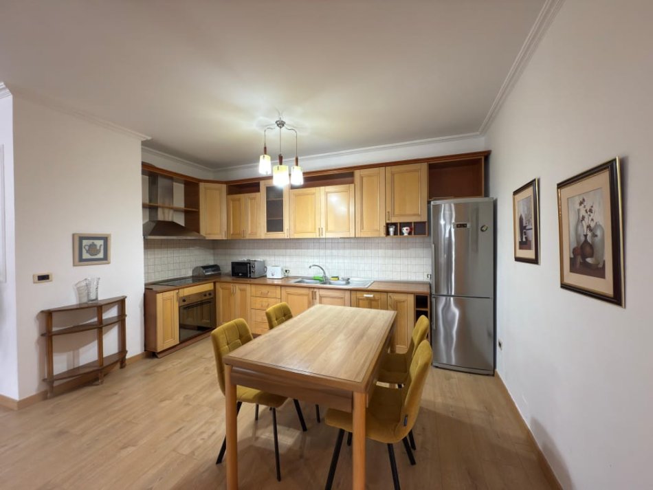 Tirane, jepet me qera apartament 2+1+Ballkon Kati 8, 145 m² 800 € (Blloku)