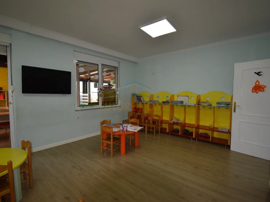 Tirane, jepet me qera ambjent biznesi Kati 1, 106 m² 2.700 € (BLLOKU)