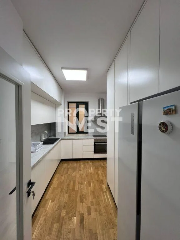 Tirane, jepet me qera apartament 3+1 Kati 5, 170 m² 2.000 € (Blloku)