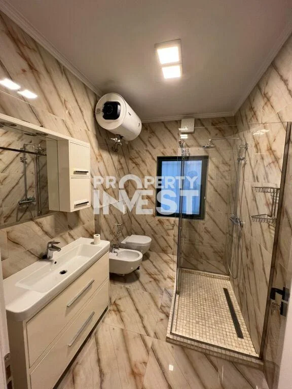 Tirane, jepet me qera apartament 3+1 Kati 5, 170 m² 2.000 € (Blloku)