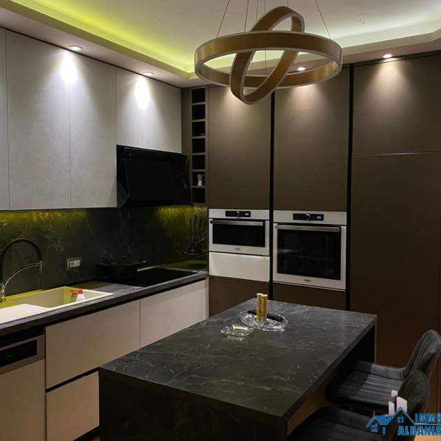 Shitet apartament 2+1 ne 21 Dhjetor,pas Joenes.
