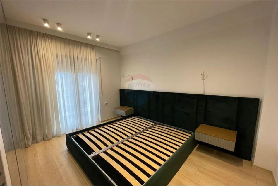 Tirane, jepet me qera apartament 2+1 , 1.200 € (Bulevardi i Ri)