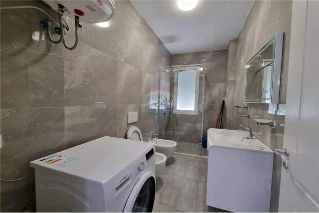 Tirane, jepet me qera apartament 2+1+A+BLK Kati 5, 127 m² 850 Euro (Rruga Kroit)