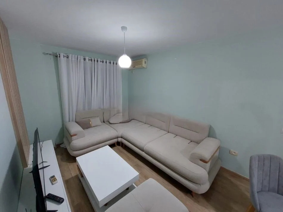Tirane, jepet me qera apartament 1+1 Kati 3, 60 m² 600 € (rruga barrikadave)
