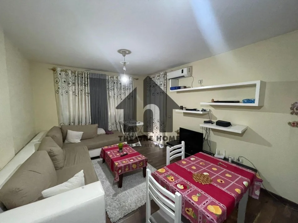 Tirane, jepet me qera apartament 1+1+Ballkon Kati 4, 70 m² 550 € (Liqeni that)