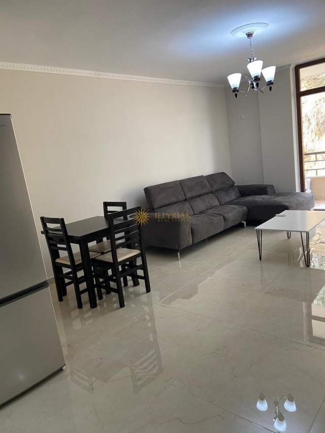 Tirane, jepet me qera apartament 1+1 Kati 2, 65 m² 400 Euro (Kopshti Botanik)