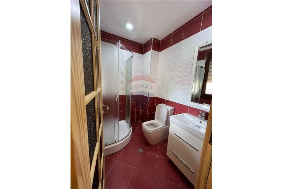 Tirane, jepet me qera apartament 2+1 Kati 5, 110 m² 700 € (Kopshti Botanik)