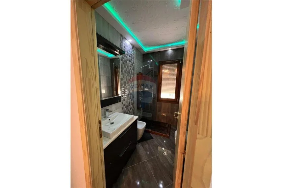 Tirane, jepet me qera apartament 2+1 Kati 5, 110 m² 700 € (Kopshti Botanik)