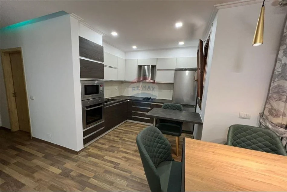Tirane, jepet me qera apartament 2+1 Kati 5, 110 m² 700 € (Kopshti Botanik)